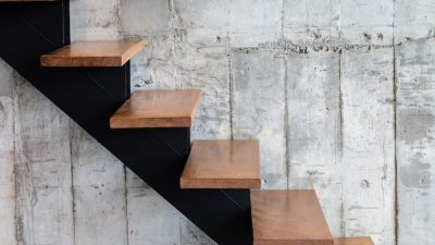 "Montaż stopni drewnianych na betonowych schodach jako wykończenie"