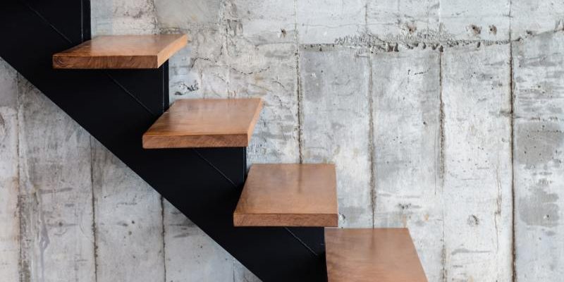 "Montaż stopni drewnianych na betonowych schodach jako wykończenie"