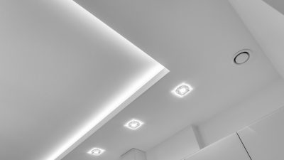 Jakie rodzaje oświetlenia architekci polecają do salonu: LED, halogeny, czy lampa sufitowa?