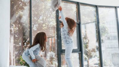 Jak dostosować zawiasy drzwi balkonowych na sezon zimowy